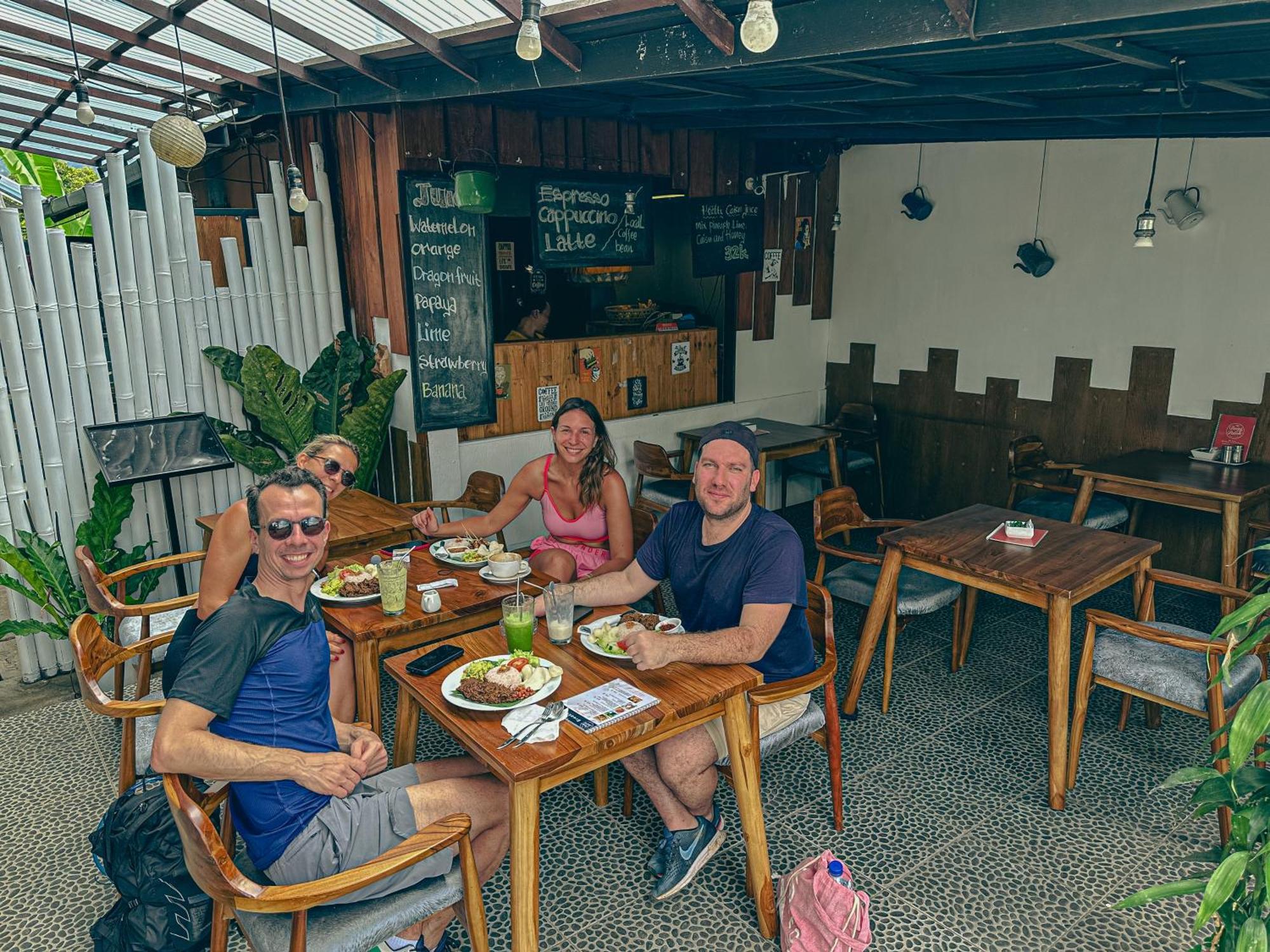 Dong Paloh Hostel Мундук Екстер'єр фото
